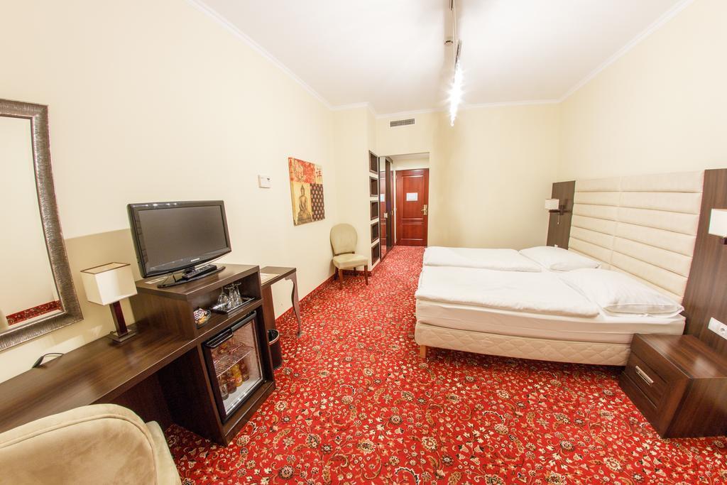 Hotel Kristaly Imperial Tata Extérieur photo