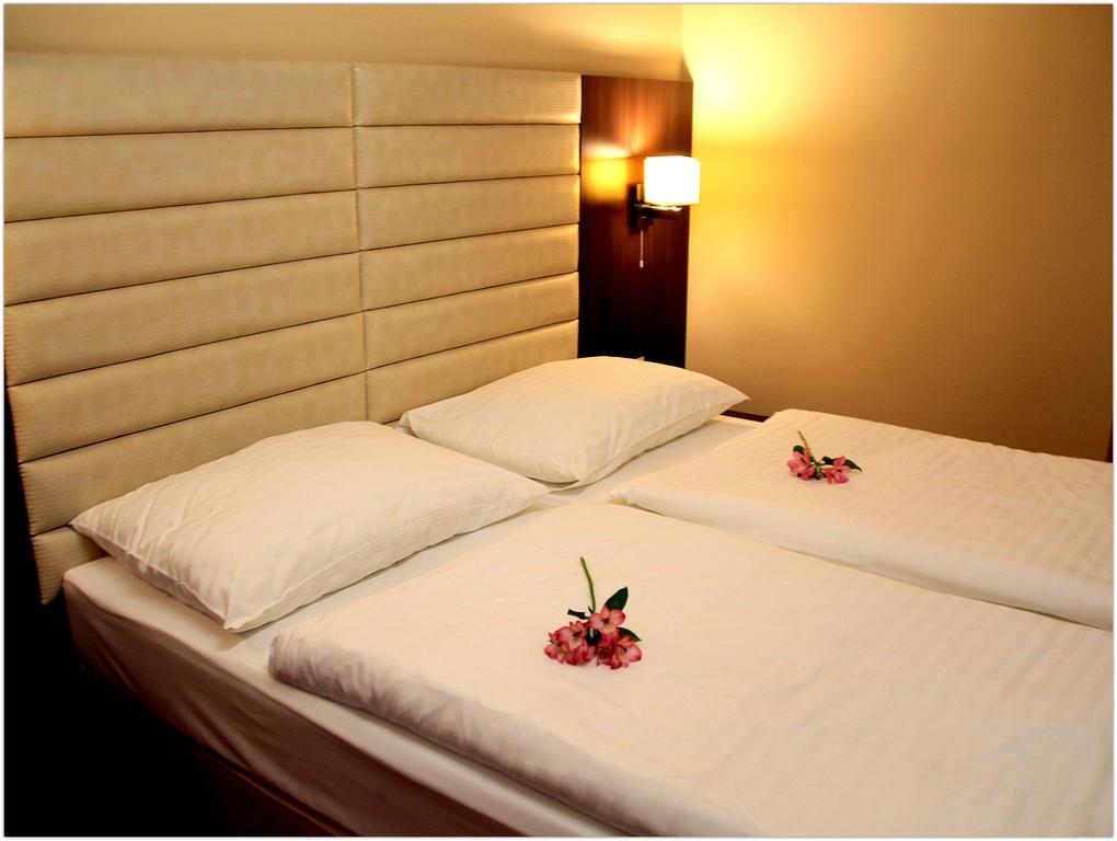 Hotel Kristaly Imperial Tata Extérieur photo