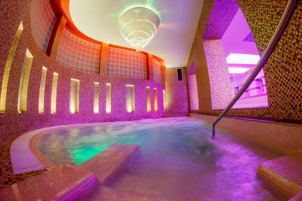 Hotel Kristaly Imperial Tata Extérieur photo