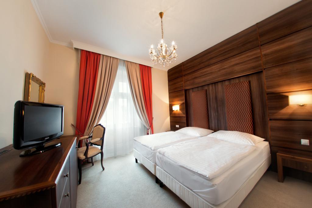 Hotel Kristaly Imperial Tata Extérieur photo