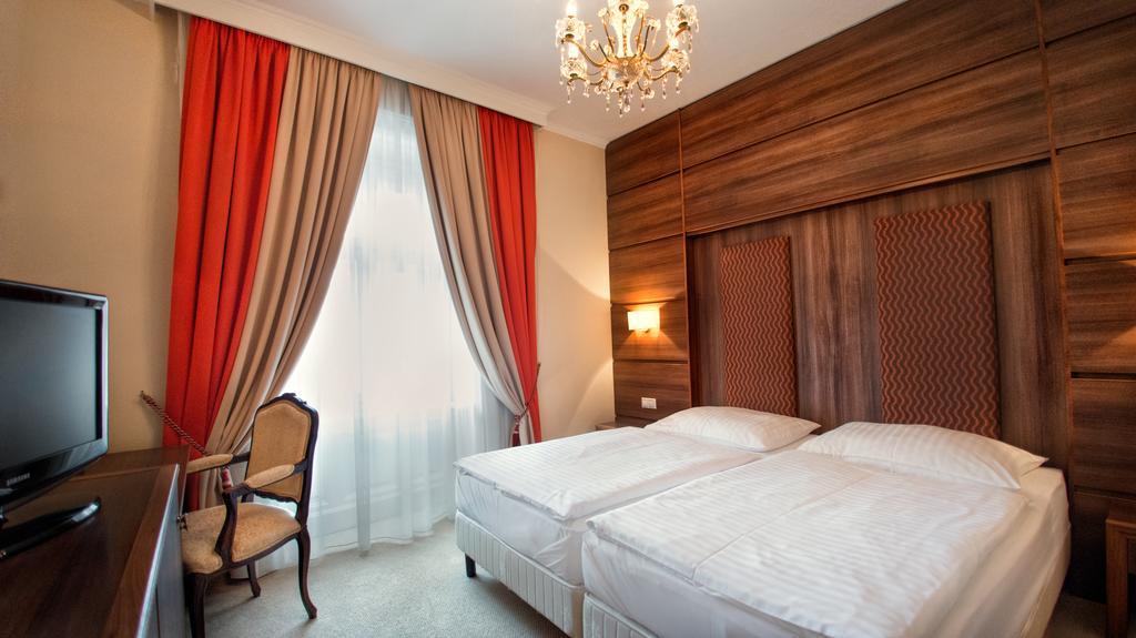 Hotel Kristaly Imperial Tata Extérieur photo