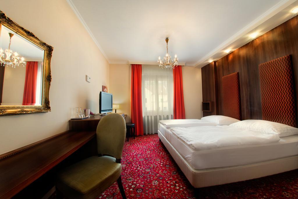 Hotel Kristaly Imperial Tata Extérieur photo